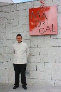 Antonio Madrigal en la puerta de su restaurante