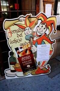 Un gracioso cartel proporciona a los viandantes información sobre el menú y las Jornadas del Lechazo
