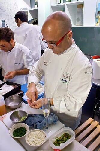 Ricardo Sanz, preparando sushi en el Mercado de San Miguel nada más recibir su estrella Michelin