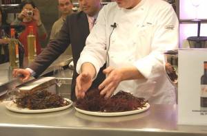 El chef gallego dió una clase magistral de algas durante la presentación de albariño De Saa