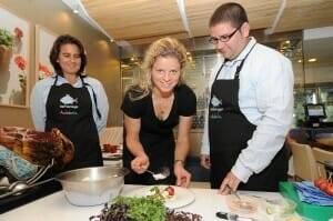Kim Clijsters, que acudió a Lamoraga junto a Conchita Martínez, demostró que la cocina no se le da nada mal