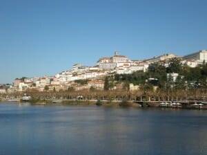 Coimbra desde el río Mondego