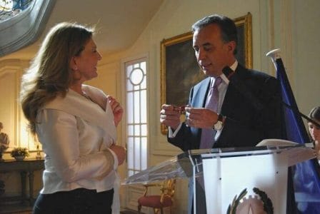 Nicoletta Negrini recibió la condecoración de manos deel Embajador de Italia en España, Sr. Pasquale Terracciano
