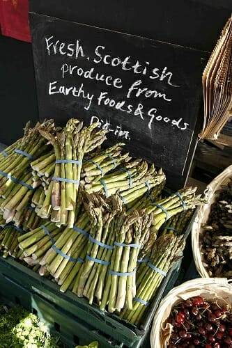 Los espárragos son uno de los productos naturales que podemos encontrar en los mercados rurales escoceses