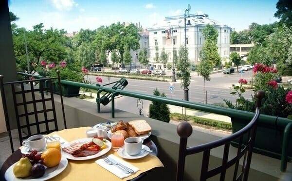 Un desayuno en la terraza del Hotel Mansión Andrássy es una excelente forma de comenzar un nuevo día
