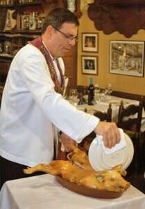 El cochinillo asado es el plato estrella de Casa Duque, y se presenta con el famoso ritual de corte con plato