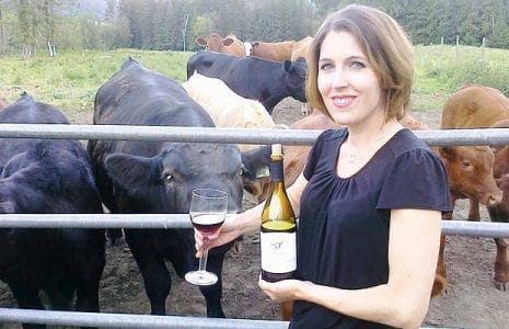 Janice Ravndahl, de Sezmu Meats in Kelowna, junto a algunas de sus vacas cuyo alimento se complementa con vino tinto