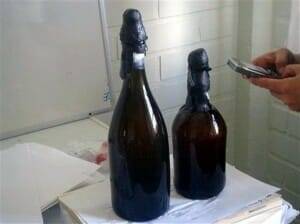 Imagen de las dos botellas de cerveza recuperadas