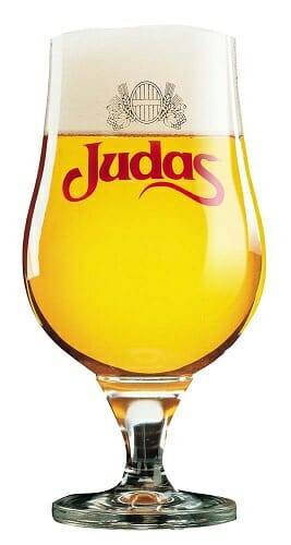 Se recomienda servir Judas a una temperatura de 4 a 6ºC, vertiéndola suavemente en un vaso con forma de copa que esté seco y desengrasado