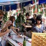 Los visitantes degustaron los vinos locales al módico precio de cinco euros, copa incluída