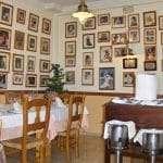 Sebastián cuenta con varios comedores, con obras de arte y multitud de fotografías de personalidades que han visitado el restaurante