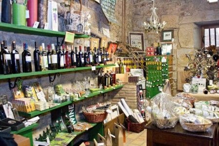Además de una sala de catas, "Entre viñas y olivos" dispone de una amplia variedad de artículos relacionados con el vino
