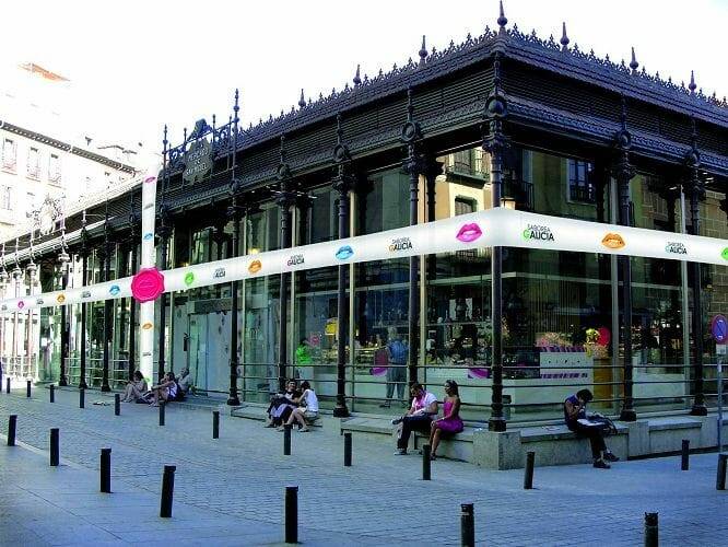 El Mercado de San Miguel será engalanado para Saborea Galicia con una gran cinta exterior a modo de paquete regalo