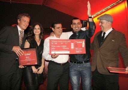 Foto de familia de los ganadores junto a Michael Menegos y Marta Torné