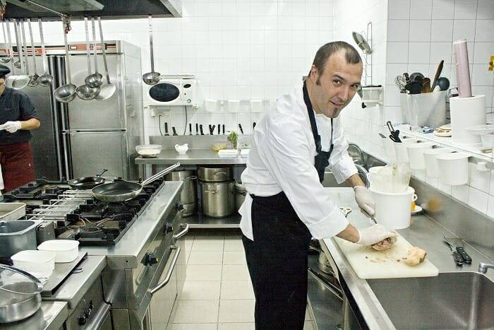 Jon Ugalde en la cocina de su restaurante