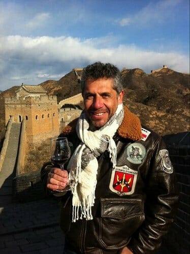 El presidente de The Wine Academy of Spain, Pancho Campo MW, catando en la Gran Muralla China