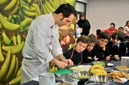 Mario Sandoval ha enseñado a los pequeños unos cuantos trucos de cocina con plátanos