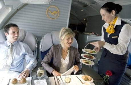 Servicio de comida en un vuelo de Primera Clase de Lufthansa (c) Ingrid Friedl