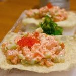 Bocados de taquitos de atún y salmón con tomate, aderezados con salsa sky sobre wonton