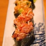 Sushi de aguacate, salmón y hueas de pez volador