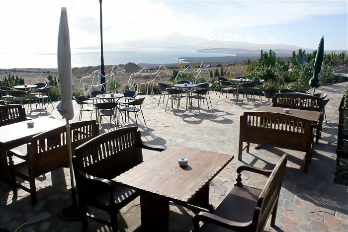 El comedor es muy acogedor, con mesas separadas por ambientes y patio exterior con vistas al mar