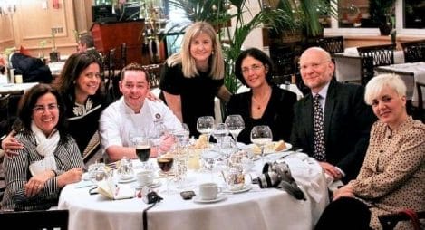 Imagen tomada durante la cena, junto a los embajadores de irlanda, Never Maguire, Celina, Alejandra y Cristina
