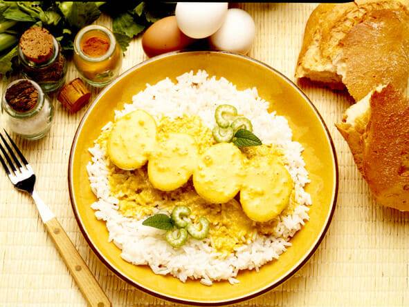 Huevos al curry con arroz