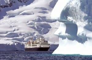 Imagina atravesar la Antártida en barco y bañarse en sus gélidas aguas mientras se disfrua de un paisaje excepcional