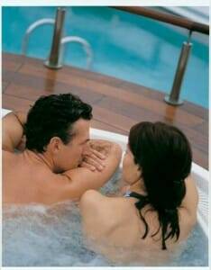 Las parejas pueden disfrutar de las piscinas y jacuzzis del navío y asistir a las cenas de gala, además de otras actividades