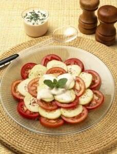 Ensalada de tomate y pepino con salsa de yogur