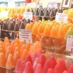 Los dulces y caramelos de todos los sabores llenan de colorido las tiendas del centro