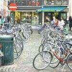 Las bicicletas se acumulan en los aparcamientos del centro, donde son el transporte más popular