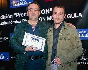 Pau Albornà (a la derecha) junto a Salvador García-Arbós, recogiendo el premio a la Gastronomía en Internet CON mayor veracidad