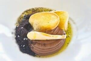 Mousse de chocolate con pan, aceite de oliva, escamasde sal y polvo de oreo
