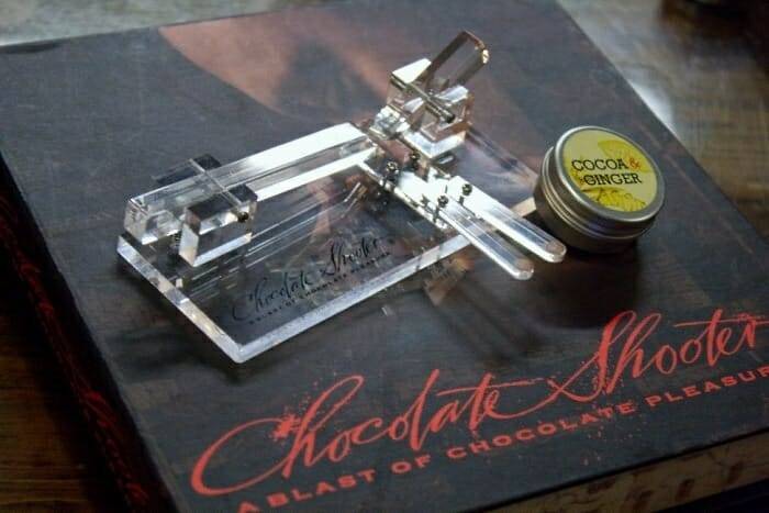 Esta catapulta que permite esnifar cacao fue diseñada especialmente para una fiesta de los Rolling Stones