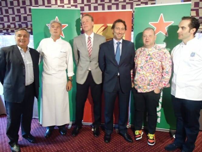 Representantes de la cervecera Heineken España acompañados del chef Pedro Larumbe y otros cocineros, como Alberto Chicote