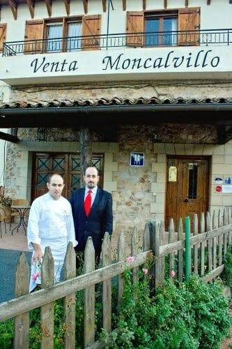 Ignacio y Carlos Echapresto, junto a la entrada a Venta Moncalvillo
