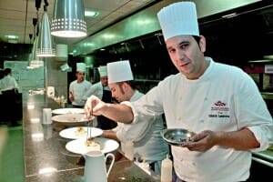 El chef Eduardo Lumbreras, en la cocina del restaurante junto a su equipo