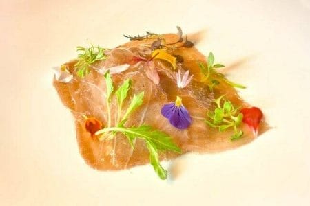 Carpaccio de atún rojo sobre virutas de foie y galleta crujiente