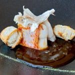 Salmonetes asados con jugo crujiente de champiñones