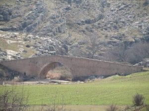 Puente medieval sobre el río Caracena