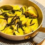Almejas en salsa verde de algas gallegas
