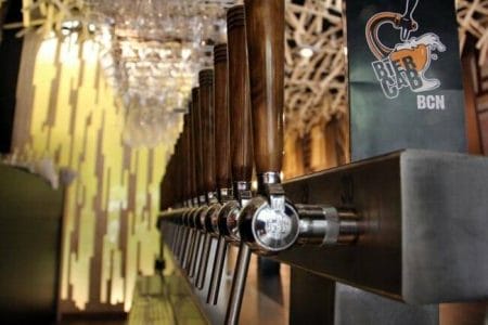 El local ofrece 30 tiradores de cerveza joven llegada de todos los rincones del globo