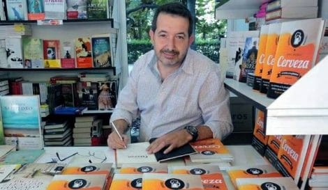 Balcells, firmando ejemplares en la Feria del Libro de Madrid