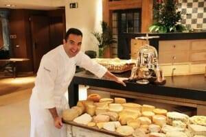 Óscar Velasco ante una pequeña muestra de su variedad de quesos
