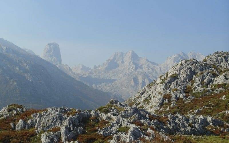 Vista del Naranjo de Bulnes en los Picos de Europa
