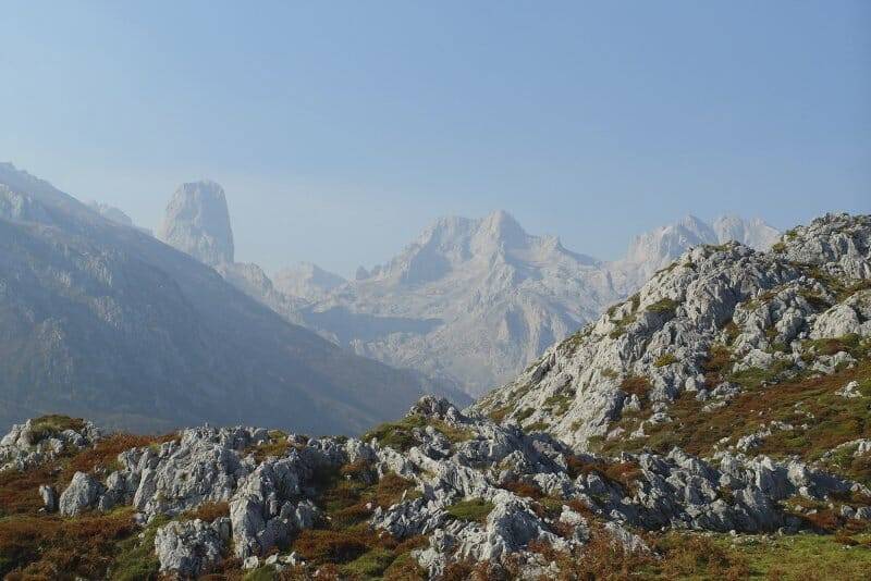 Vista del Naranjo de Bulnes en los Picos de Europa