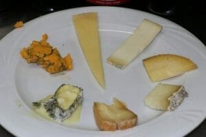 Tabla de quesos seleccionados en Sidrería Las Rías Bajas de Gijón