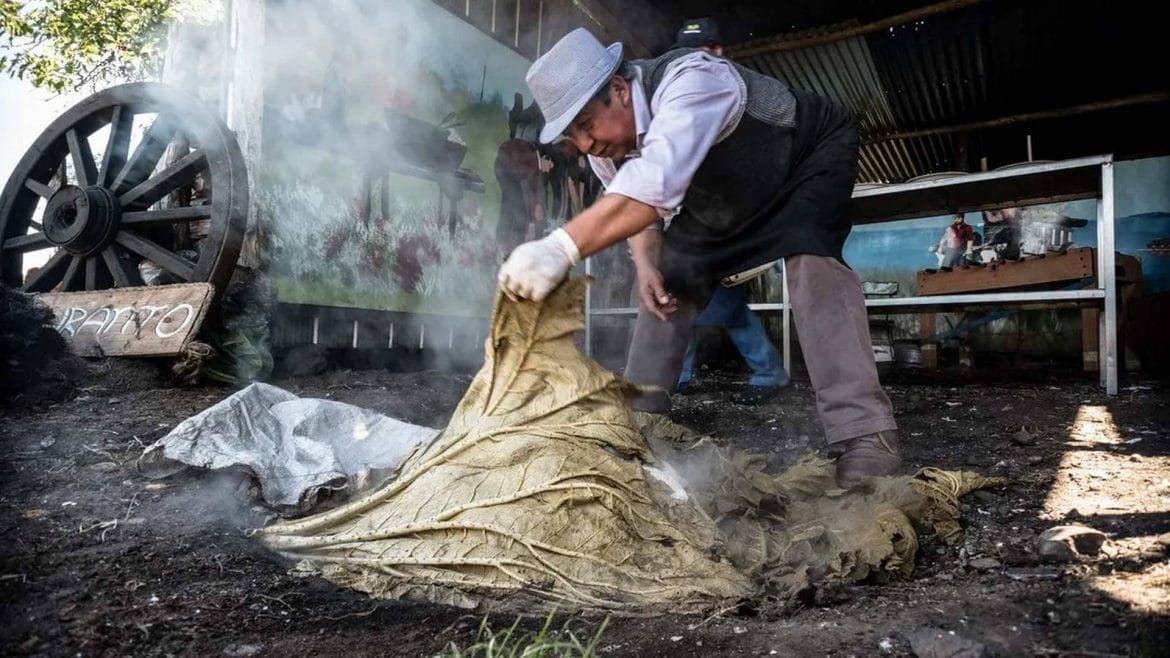 El Curanto Chileno, la técnica milenaria de cocinar en la tierra