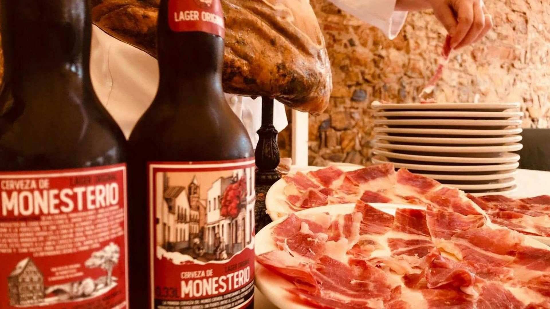 Cerveza de Monesterio, la pareja perfecta del jamón ibérico con alma extremeña